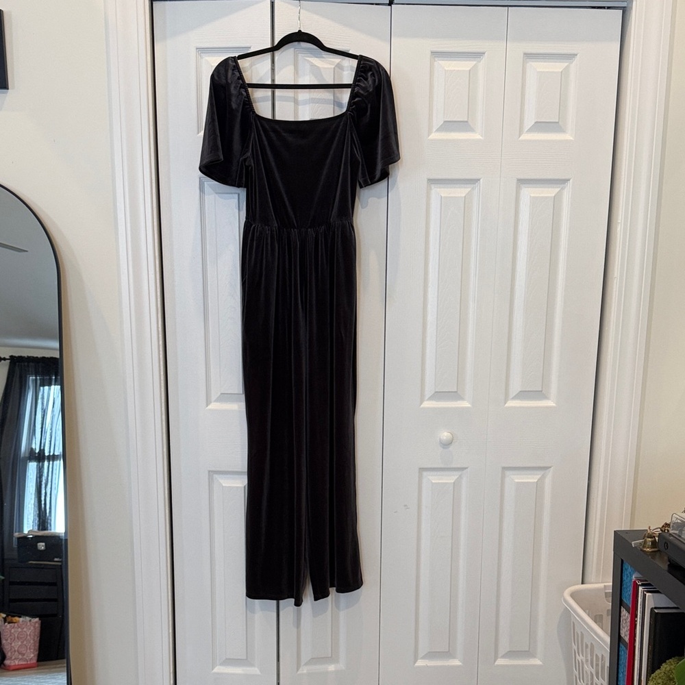 Elegant Black Velvet Jumper With Pockets!